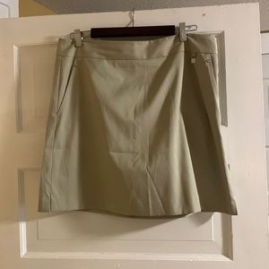 This is such a great neutral coloured light skort. EUC